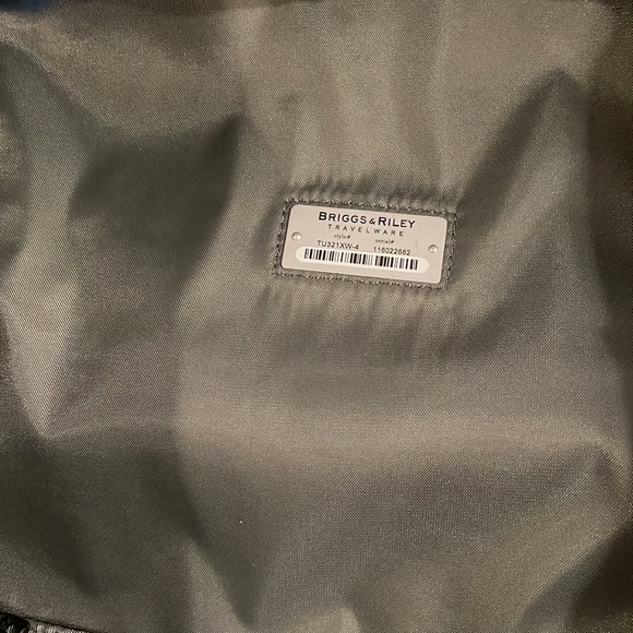 Briggs & Riley Carry-On 18-19” Expandable Spinner - nearly perfect condition - Picture 7 of 13